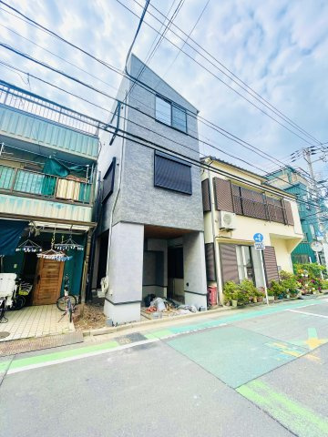 東尾久2丁目新築戸建の外観|前面道路も広々のため、車庫入れもスムーズ。
