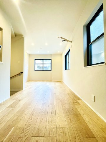 東尾久2丁目新築戸建の居間・リビング|採光が十分にとりいれられます。床暖房のあるリビングダイニング