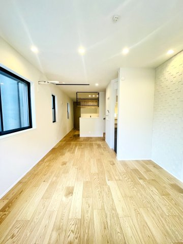 東尾久2丁目新築戸建の居間・リビング|ガス温水式床暖房（2面）に設置。給湯器は、エコジョーズ仕様！