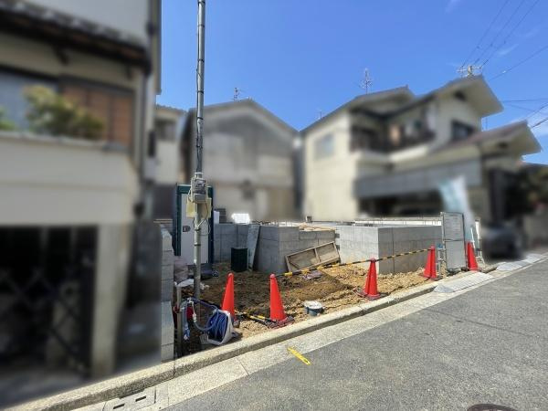 【前面道路含む現地写真】 | 前面道路は閑静な住宅地をはしる車通りの少ない道路。お車の出し入れが苦手なママや小さなお子様にも安心ですね。しっかり舗装もされているので、ベビーカーや自転車で通っても快適に通行できます。