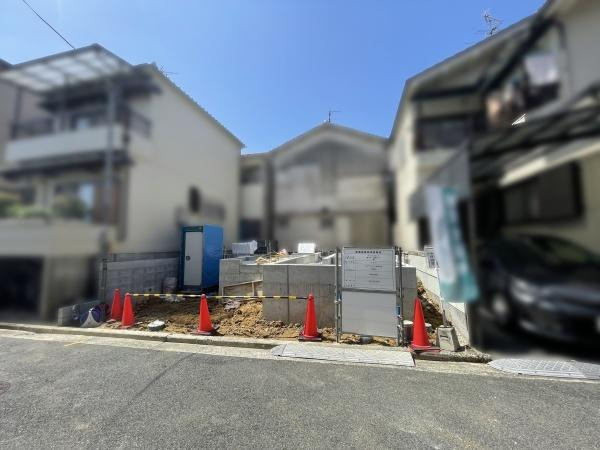 【前面道路含む現地写真】 | 低層の一戸建てを中心とした街並みが整然と続き、周辺は高い建物が建っていないので、採光や開放性に恵まれる環境です。