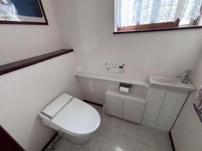 【トイレ】 | ●草加市谷塚町・戸建● | 窓が付いていて明るく換気もしやすいトイレになっております♪
※居住中につき、生活感のある小物等は一部画像編集しております。
