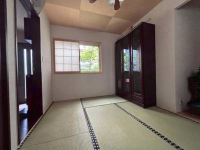 【和室】 | ●草加市谷塚町・戸建● | 明るく風通しの良い和室です。ゆっくり寛ぐのに最適な空間♪
※居住中につき、生活感のある小物等は一部画像編集しております。

