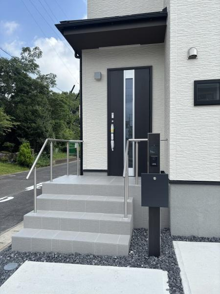 豊田市志賀町高洞　全2棟・B号棟の玄関|訪れる人を心地よく迎え入れます。