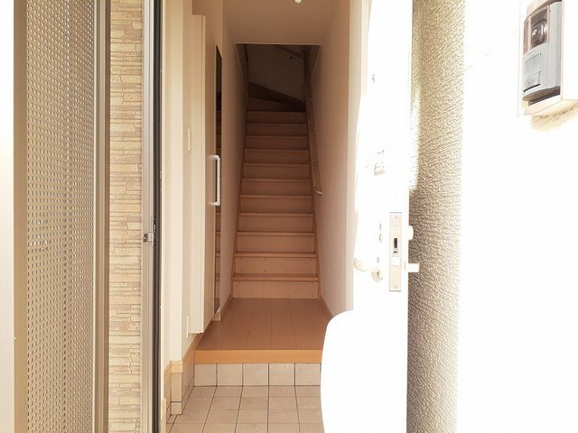 ベルグラ－ス　Ａの玄関