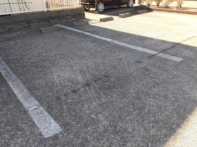 メゾンセレッソの駐車場