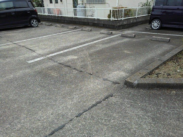 メゾンセレッソの駐車場
