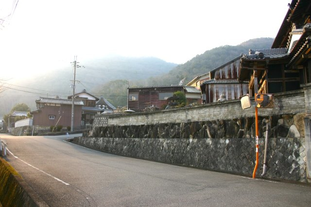 たつの市神岡町沢田　中古戸建の前面道路含む現地写真