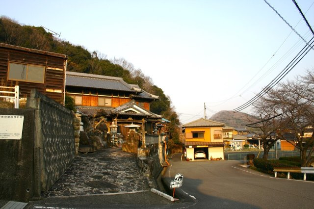 たつの市神岡町沢田　中古戸建の前面道路含む現地写真