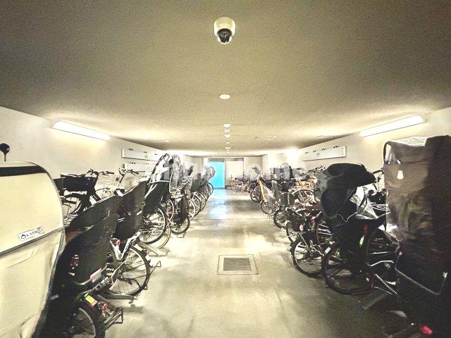 プラウド上野松が谷の駐輪場|【自転車置き場】最新の空き状況や費用などの詳細は担当スタッフまでお問い合わせください。