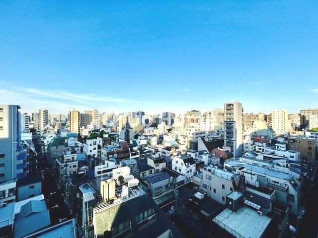 プラウド上野松が谷の展望|手を伸ばせば、ふれることが出来そうな環境が、そのままインテリアになったような印象です。その豊かな眺望にふさわしい空間には、通風・採光にも優れ、心地よい光と風があふれています