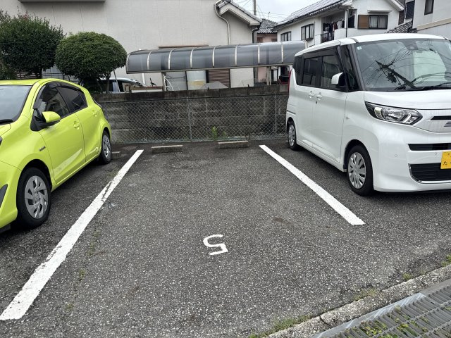 サンヴェール春日の駐車場