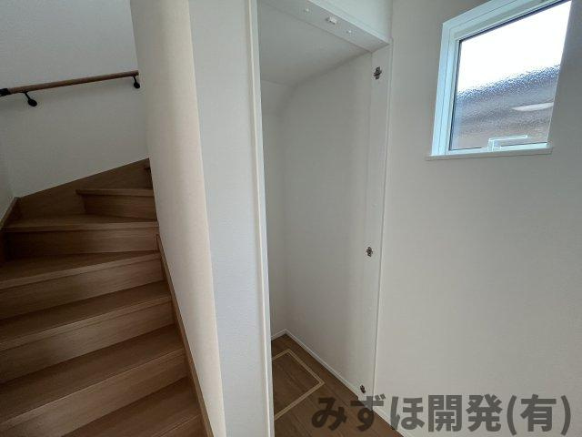 東村山郡山辺町大字山辺2241-20の収納|あると便利な階段下収納です。
