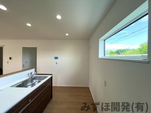 東村山郡山辺町大字山辺2241-20のキッチン|高窓から明るい日差しが差し込みます。