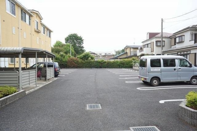 メゾン　ド　ペルールの駐車場