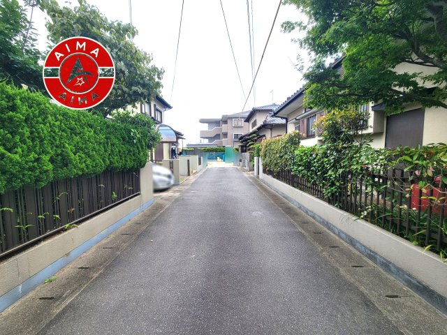 福岡市西区大字千里第5-1棟(1号棟)の前面道路含む現地写真|前面道路は閑静な住宅地をはしる車通りの少ない道路。お車の出し入れが苦手なママや小さなお子様にも安心ですね。しっかり舗装もされているので、ベビーカーや自転車で通っても快適に通行できます。