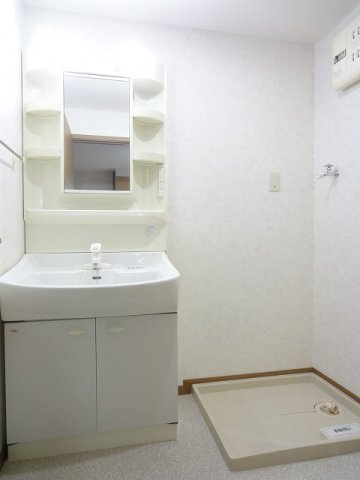 サンコーポミヤケの洗面所|明るい洗面所です