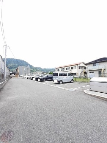 パークハイム・ＳＵＮの駐車場|駐車場があるので、車を買う予定の方も安心です