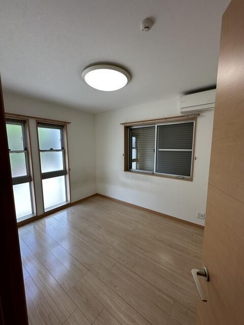 国分寺４丁目戸建ての洋室