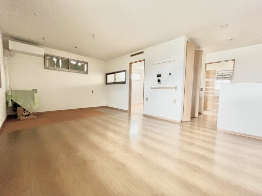 売中古戸建　中央区曳馬五丁目の居間・リビング|家族が集う、開放感ある10帖以上のリビングダイニング☆畳コーナーも！！