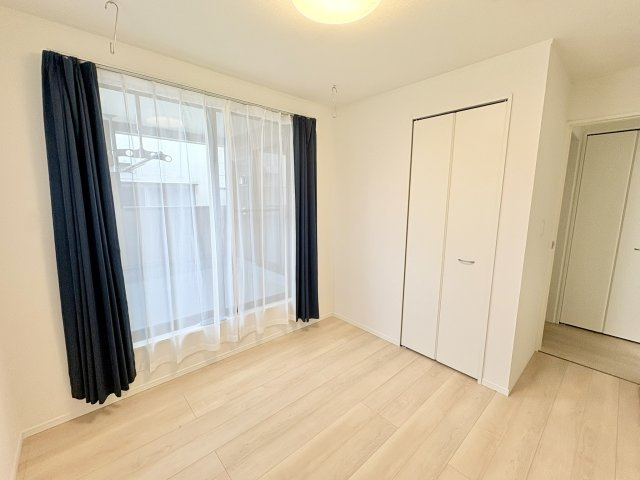 売中古戸建　中央区小豆餅二丁目の洋室|2階、5帖の洋室。収納有り、隣はバルコニーで陽当たりも良好。