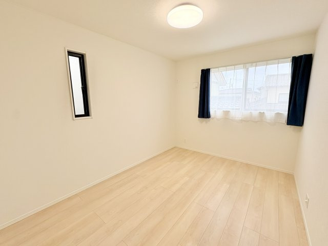 売中古戸建　中央区小豆餅二丁目の洋室|2階、6帖の洋室。こちらも収納完備。