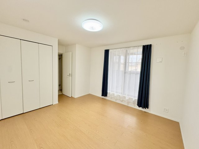 売中古戸建　中央区小豆餅二丁目の洋室|2階、8.5帖の洋室。クローゼットあり。十分な広さがあり、寝室にピッタリです。