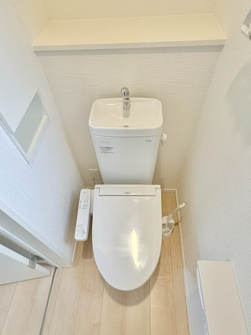 売中古戸建　中央区小豆餅二丁目のトイレ|2階にもトイレ完備。