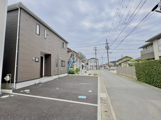 売中古戸建　中央区小豆餅二丁目の前面道路含む現地写真|前面道路は交通量がそれほど多くないので駐車もしやすい間口です。