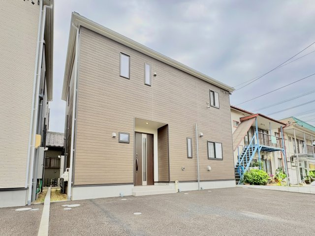 売中古戸建　中央区小豆餅二丁目の外観|2025年7月 新築の築浅物件。駐車しペースも３台分。