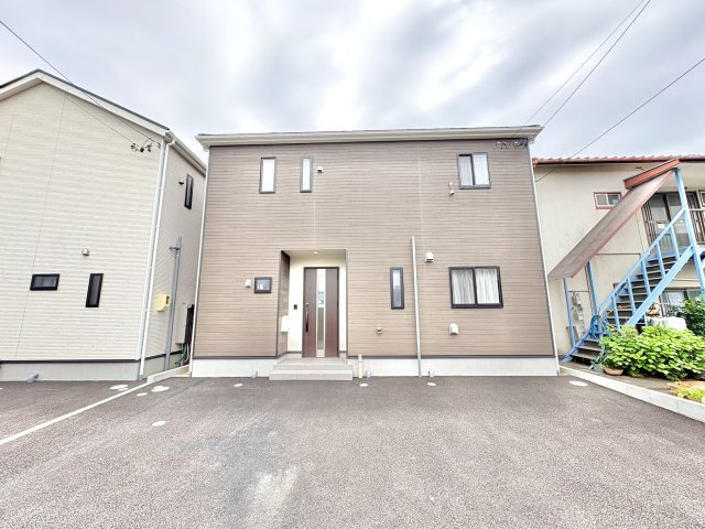 売中古戸建　中央区小豆餅二丁目の外観|駐車スペースも並列で３台分です。駐車しやすい間口です。