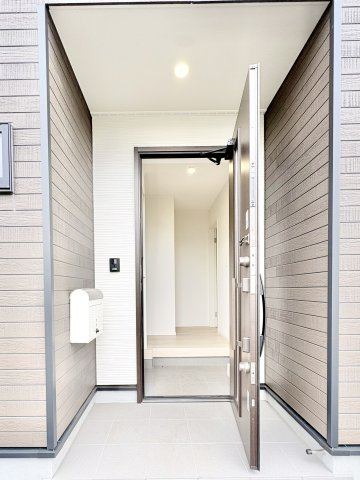 売中古戸建　中央区小豆餅二丁目の玄関|シンプルで清潔感のある玄関です。