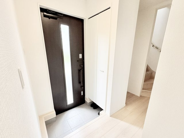 売中古戸建　中央区小豆餅二丁目の玄関|明るい玄関です。収納スペースも広く、荷物も収納可能。