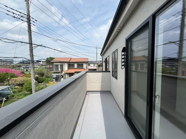 入間市野田新築戸建のバルコニー|太陽の光が射し込むバルコニーは、洗濯物を干すのが楽しくなりますね♪

