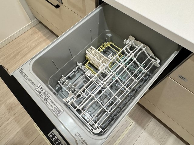 入間市野田新築戸建のキッチン|場所も取らないビルトイン型の食器洗乾燥機を標準装備。パワフルな洗浄力で頑固な汚れもしっかりと落とします。
