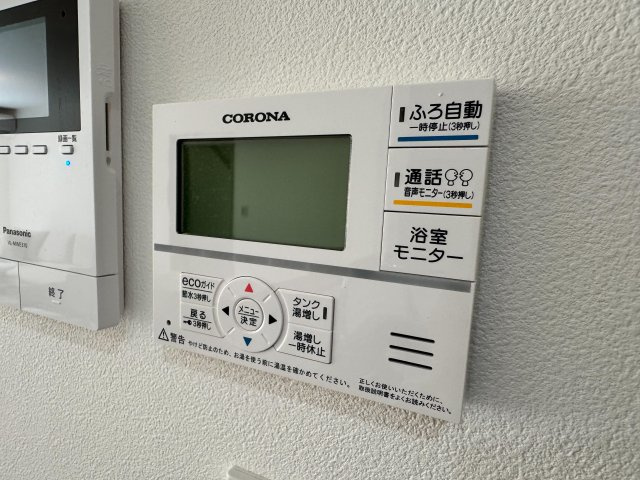 入間市野田新築戸建の設備|リビングに給湯リモコンがあるので、料理中の子供の様子を見ながらでも温度調整や追い炊きがワンタッチ！移動無しで家事が楽になります！
