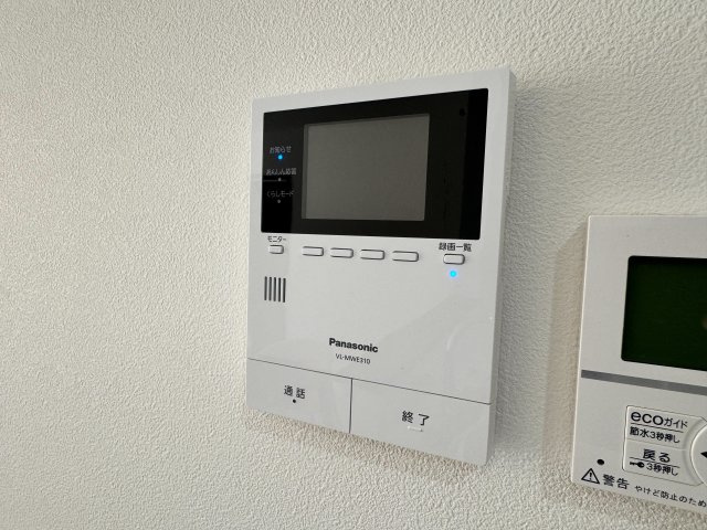 入間市野田新築戸建の防犯設備|「見える安心」をカタチにしました。誰が来てもわかる様にモニター付きインターホンを設置。家事導線を考慮した個所に設置し、防犯性と利便性に優れ快適と安らぎを合わせた優しい設計。

