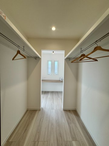 入間市野田新築戸建の収納|朝の準備がこれ一つで完結。通り抜けるだけで着替えが整う、究極の時短とスムーズな生活動線を実現します。