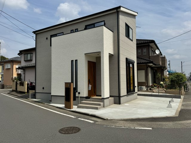 入間市野田新築戸建の外観|明るい表情と端正なフォルムが調和した外観が、住まう人の暮らしに爽やかな印象をもたらします。シンプルでありながら細部にこだわったデザインは、長く愛される住まいにふさわしい品格があります。
