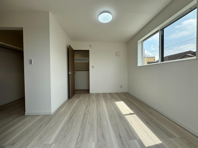 入間市野田新築戸建の洋室|光が心地よく入り、明るい印象の洋室。日中の過ごしやすさはもちろん、夜には落ち着いた雰囲気で一日の疲れを癒やしてくれます。多用途に活かせる空間です。
