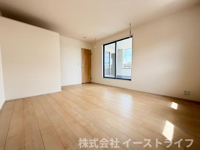 【新築戸建】　いわき市泉町滝尻第2　全8棟の寝室|同社施工写真　窓から日が差し込む明るい洋室。シンプルな造りなので配置するインテリア次第でお好きなお部屋の雰囲気に変えられます。