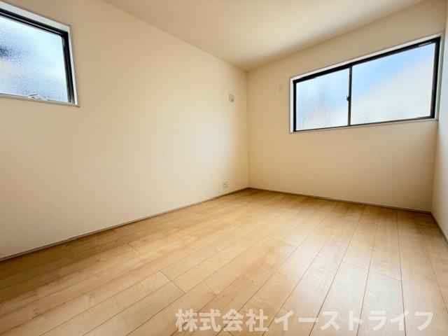 【新築戸建】　いわき市泉町滝尻第2　全8棟の子供部屋|同社施工写真　家具などのインテリアともマッチしておしゃれ感が出しやすく、身の回りの整理がしやすいのも魅力な洋室です。