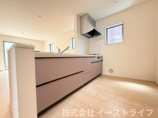 【新築戸建】　いわき市泉町滝尻第2　全8棟のキッチン|同社施工写真　対面キッチンを選ぶ方の多くが、家族とのコミュニケーションを重視して選ばれます。特に小さなお子さんを持つご家庭では、調理中もお子さんの様子をみられるということは大きな安心に繋がります！