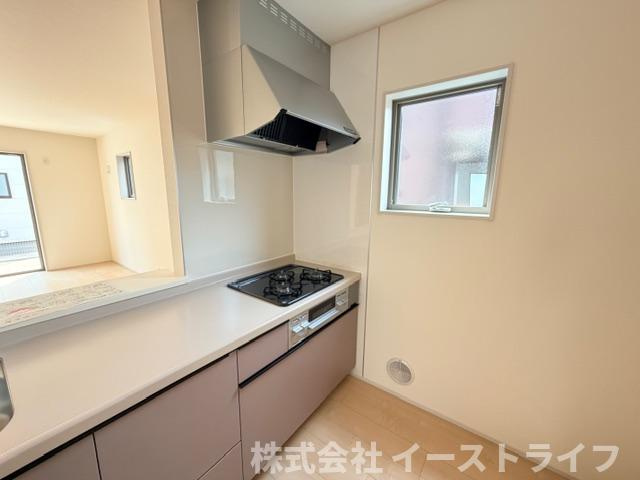 【新築戸建】　いわき市泉町滝尻第2　全8棟のキッチン|同社施工写真　使い勝手の良いシステムキッチンで、対面式なのでご家族との団欒にもぴったりですね(^^)/また、収納力もあるのでスッキリが実現します◎