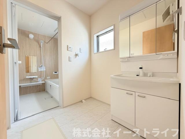 【新築戸建】　いわき市泉町滝尻第2　全8棟の独立洗面台|同社施工写真　収納スペースが豊富で、鏡の周りには棚もあるため、洗顔用品や歯ブラシ、うがい用のコップ、整髪料、スキンケア用品、化粧品などを置いて整理することができます。