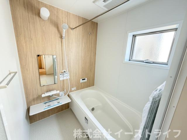 【新築戸建】　いわき市泉町滝尻第2　全8棟の浴室|同社施工写真　１坪サイズのバスルーム。浴室換気乾燥機を標準装備。乾きやすい床やお手入れのしやすい排水口など、いつも清潔にご使用いただけます。