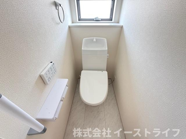 【新築戸建】　いわき市泉町滝尻第2　全8棟のトイレ|同社施工写真　白を基調とした、シンプルながらも落ち着くデザインです。洗浄機付き温水便座で機能性もばっちりです！1階と2階に完備されているので、朝の忙しい時間帯に困ることはありません。