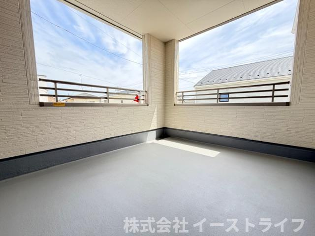 【新築戸建】　いわき市泉町滝尻第2　全8棟のバルコニー|同社施工写真　インナーバルコニーは広々としていてお洗濯が楽ちんです。また日当たりを好む植物を育てるにはぴったりの空間なので、ガーデニングの場としても楽しむことができます