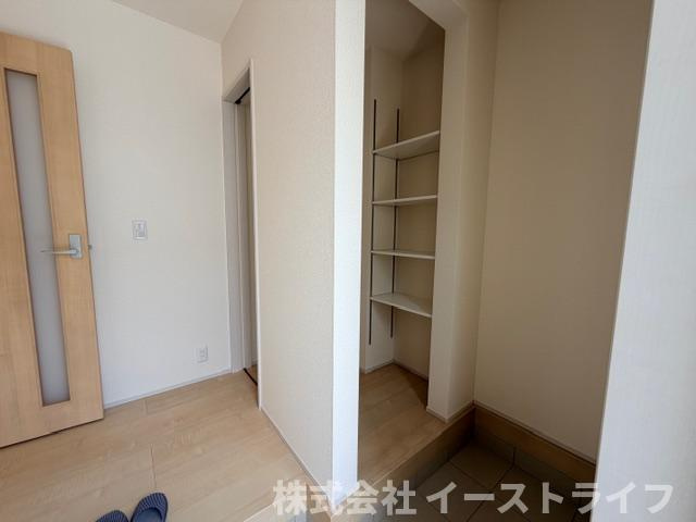 【新築戸建】　いわき市泉町滝尻第2　全8棟の玄関|同社施工写真　広いシューズクロークが設置されています。靴以外のものが収納できるので、お子様の遊び道具などもすっきり整理ができます。