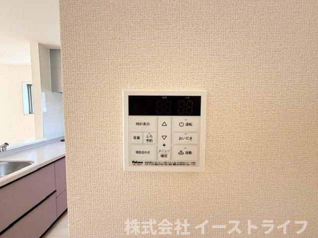 【新築戸建】　いわき市泉町滝尻第2　全8棟の発電・温水設備|同社施工写真　リビング内給湯器リモコンです。